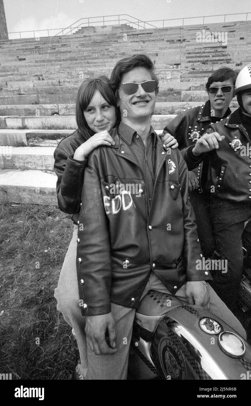 Membri dei Red Devils, una gang giovanile a Norimberga. I giovani indossano giacche decorate in pelle, si avvolge e passano il tempo a cavallo delle motociclette. [traduzione automatizzata] Foto Stock