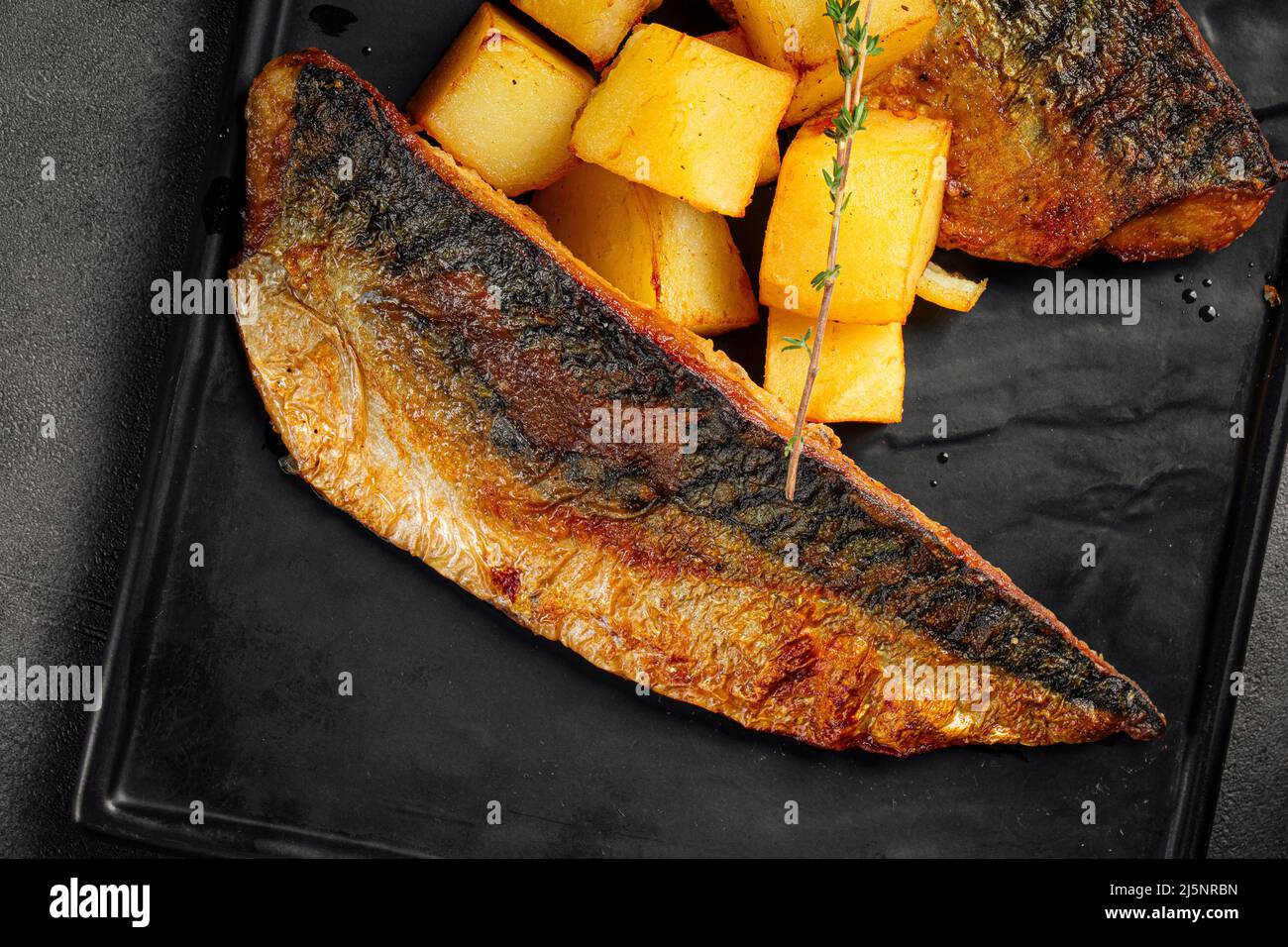 Filetto di sgombro arrosto con guarnitura Foto Stock