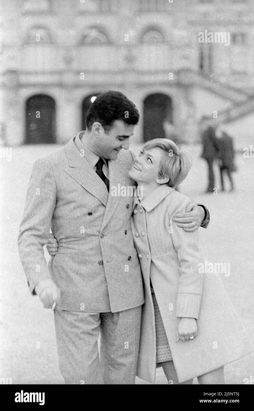 Rita Pavone con il marito Teddy Reno durante la loro luna di miele a Monaco. Al giro Nymphenburg. [traduzione automatizzata] Foto Stock