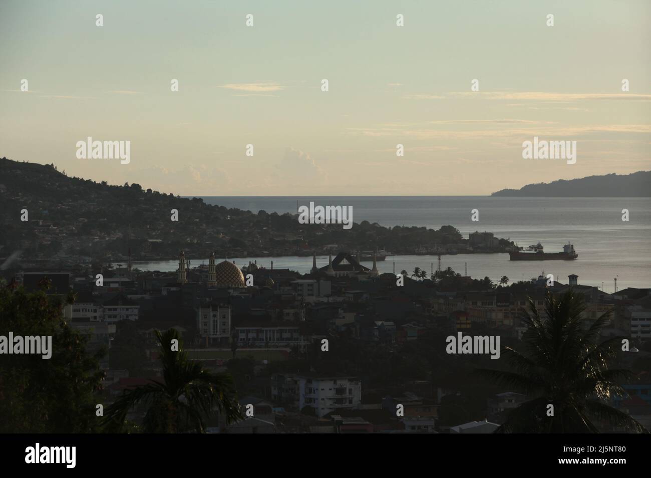 Baia di Ambon e parte della città di Ambon è visto dalla collina di Karangpanjang in Ambon, Maluku centrale, Maluku, Indonesia. Foto Stock