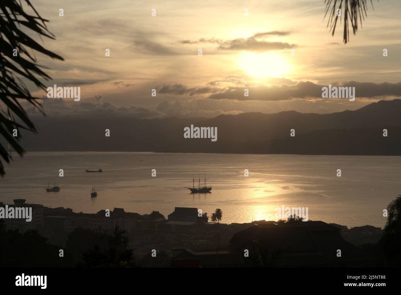 Baia di Ambon è visto dalla collina di Karangpanjang in Ambon, Maluku centrale, Maluku, Indonesia. Foto Stock