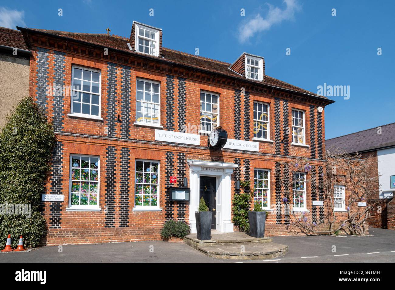 The Clock House, un edificio storico georgiano ora un ristorante stellato Michelin, nel villaggio di Ripley, Surrey, Inghilterra, Regno Unito Foto Stock