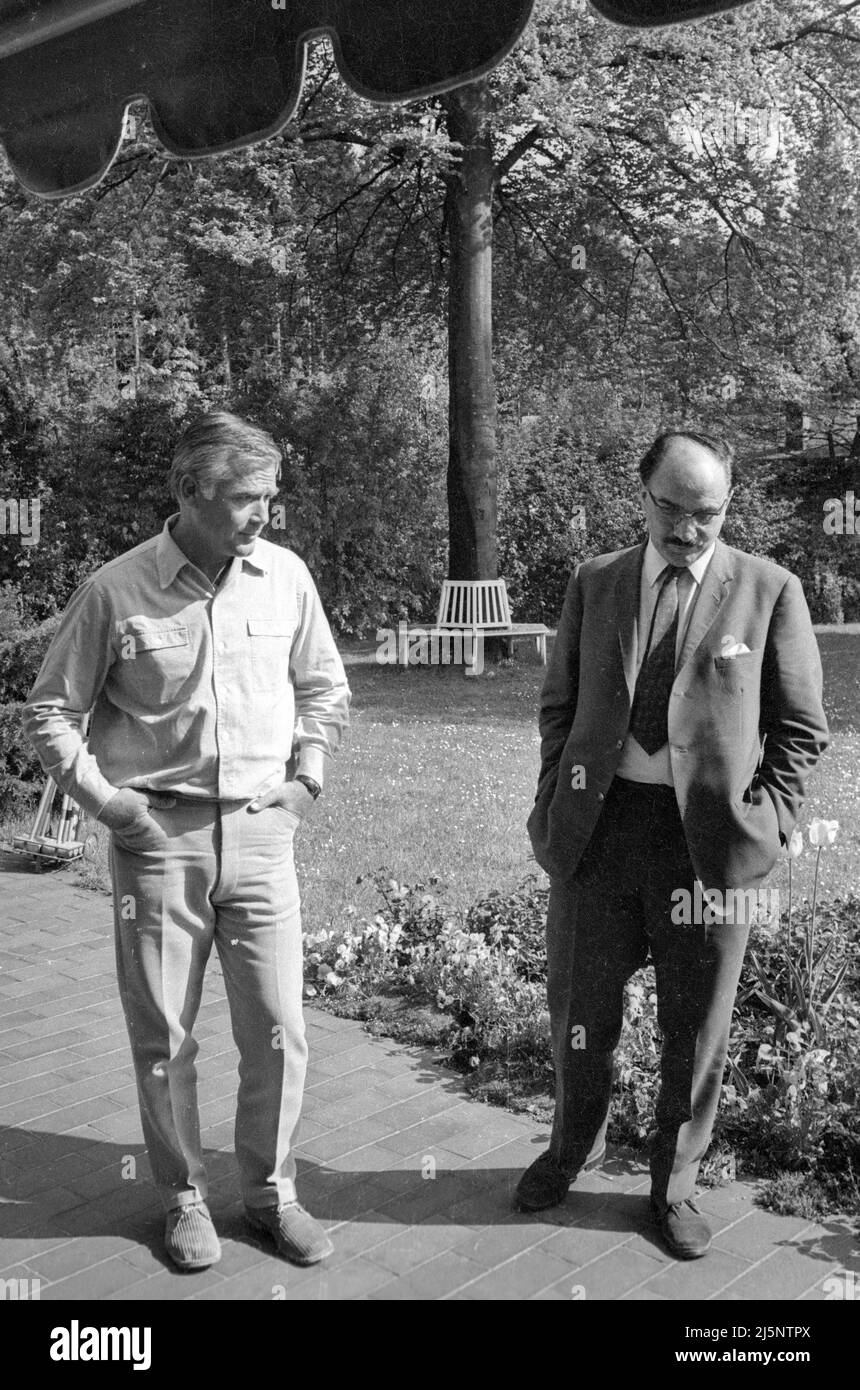 Famiglia Fuchsberger: Joachim Fuchsberger con l'attore Siegfried Schürenberg nel giardino della sua casa a Grünwald vicino Monaco. [traduzione automatizzata] Foto Stock