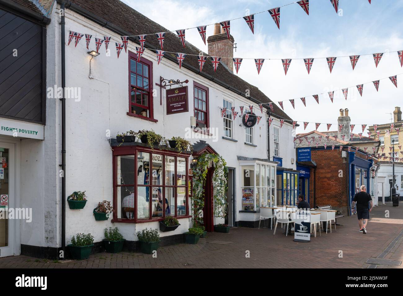 Centro di Hythe, Hampshire, Inghilterra, Regno Unito, vista sulla strada principale con il Ristorante e Pizzeria Amalfi Foto Stock