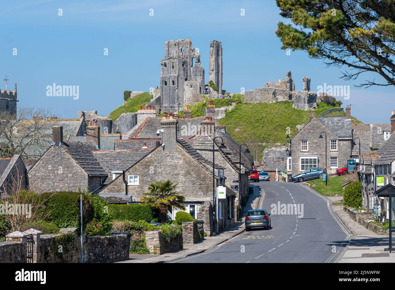 Corfe Castle Village Center, Dorset, Inghilterra, Regno Unito. Vista sulla strada del villaggio Dorset, Inghilterra, Regno Unito in una giornata di sole Foto Stock