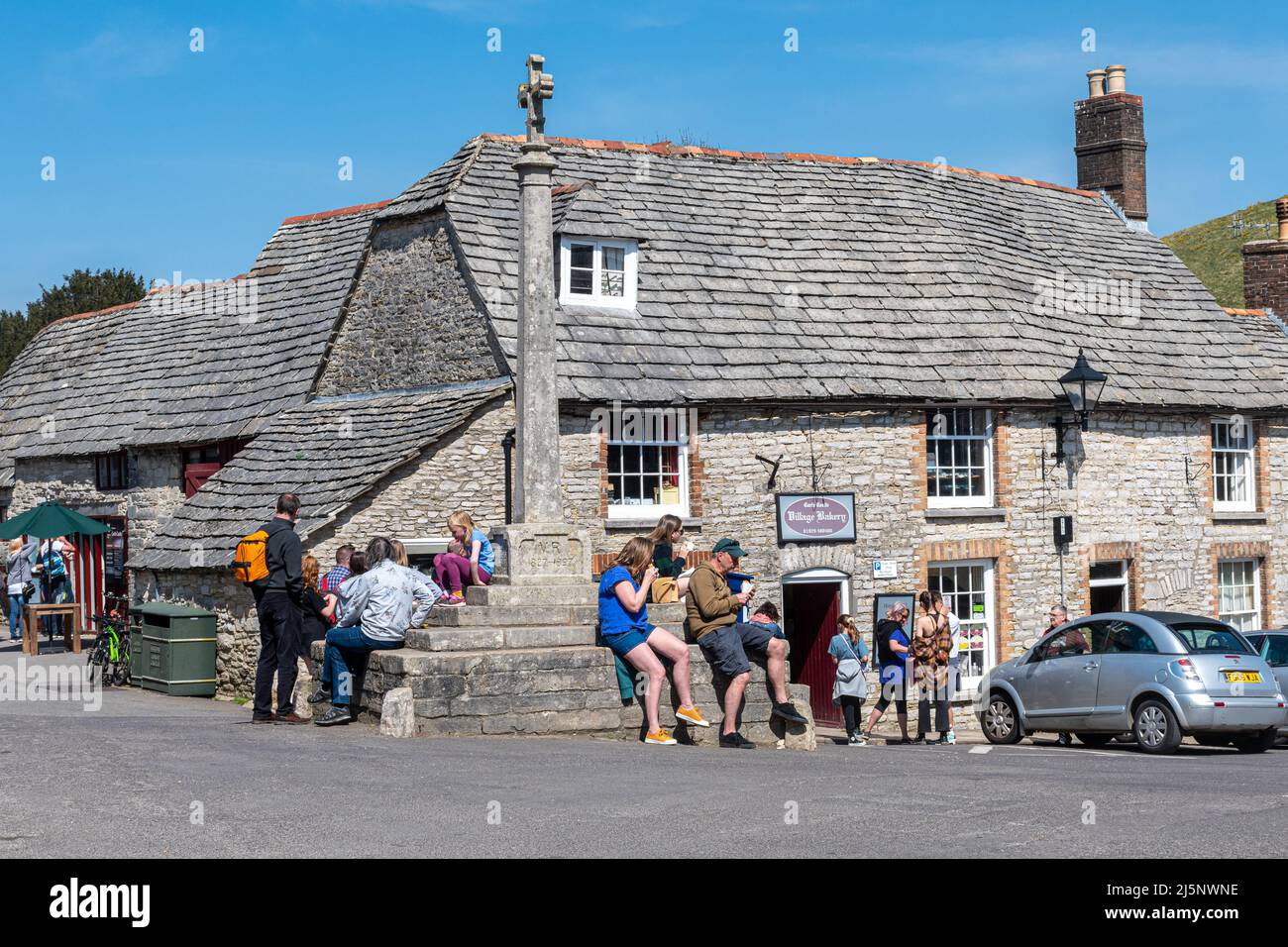 Corfe Castle Village Center, Dorset, Inghilterra, Regno Unito. Vista sulla strada dell'affascinante villaggio Dorset, Inghilterra, Regno Unito, impegnato con i visitatori in una giornata di sole Foto Stock