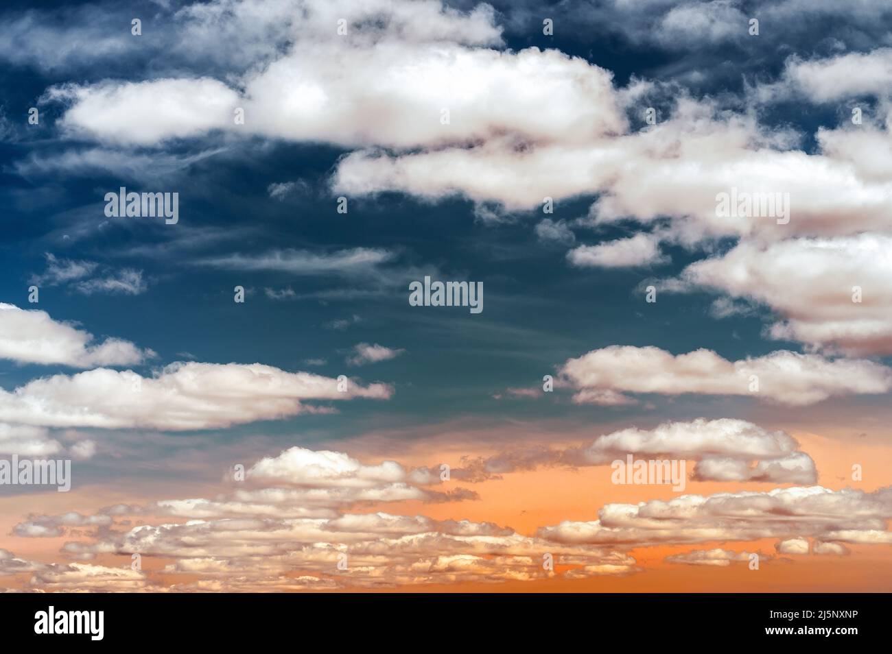 Tramonto spettacolare con cielo di colore crepuscolo e nuvole bianche. Cielo blu scuro e arancio con nuvole bianche. Cielo con cielo blu arancio e nuvole alba t Foto Stock