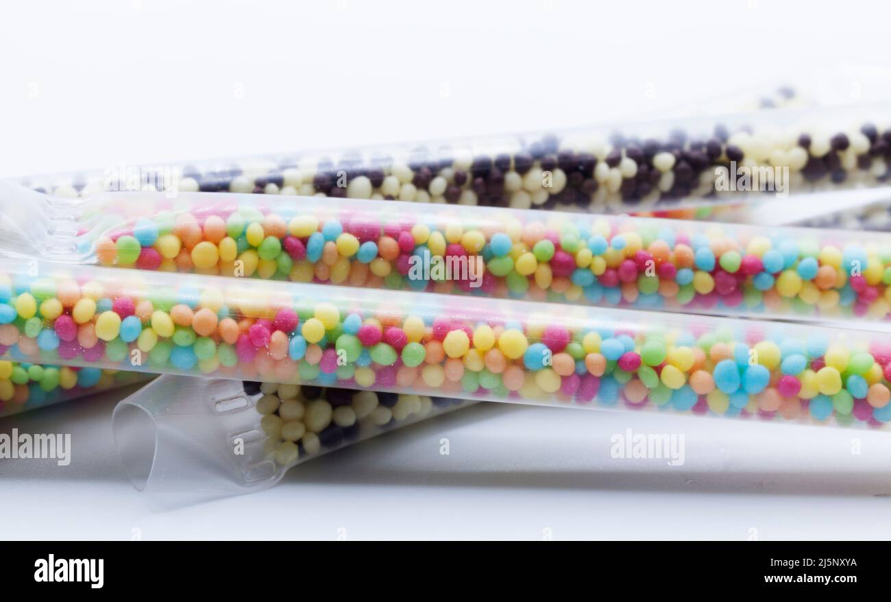 diversi cannucce riempiti di piccole caramelle che conferiscono gusto al latte Foto Stock