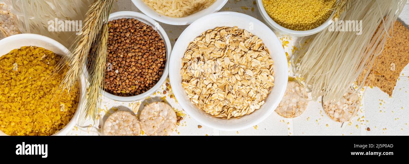 Selezione di cereali interi senza glutine. Serie di cereali diversi senza glutine: Riso, grano saraceno, semole di mais, quinoa, miglio, avena, grano saraceno, bulgu Foto Stock