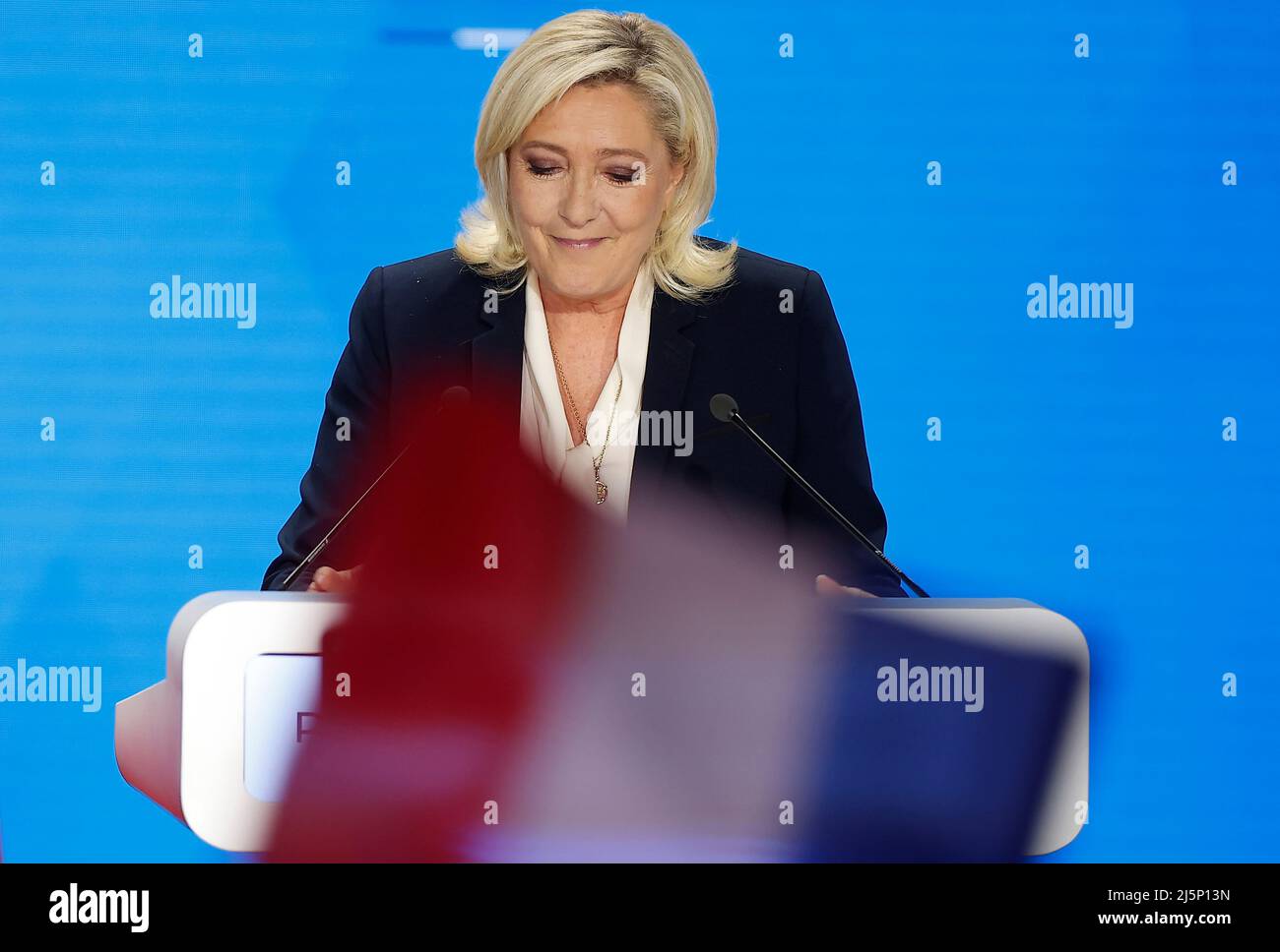 Parigi, Francia. 24th Apr 2022. Marine le Pen, candidata al partito di estrema destra del Rally Nazionale, partecipa a un raduno dopo il runoff presidenziale a Parigi, in Francia, il 24 aprile 2022. Credit: Gao Jing/Xinhua/Alamy Live News Foto Stock