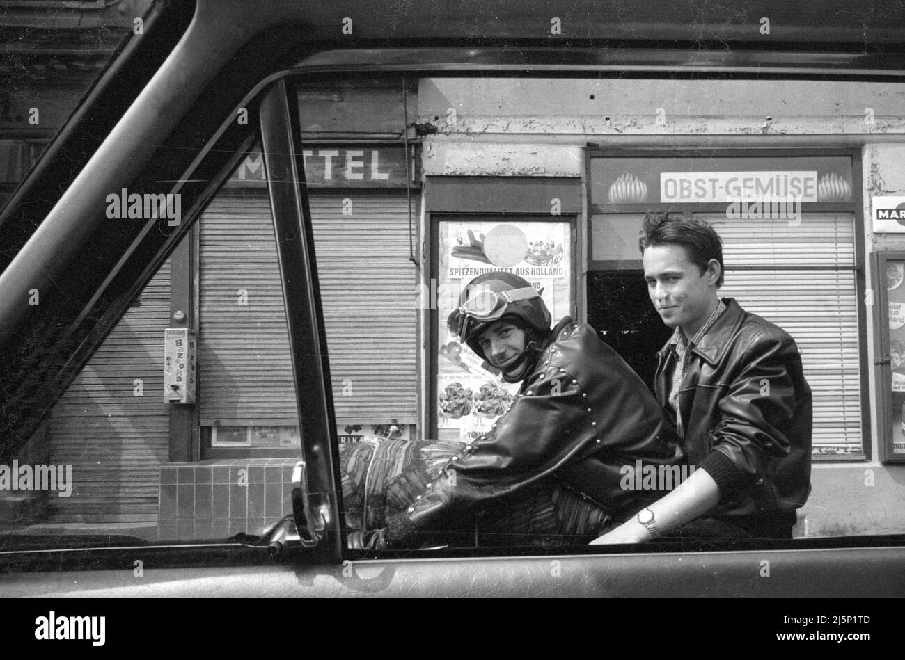 Membri dei Red Devils, una gang giovanile a Norimberga. I giovani indossano giacche decorate in pelle, si avvolge e passano il tempo a cavallo delle motociclette. [traduzione automatizzata] Foto Stock