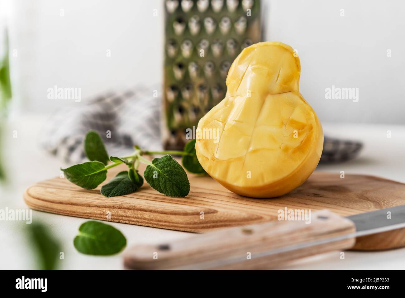 Lo scamorza affumicato è un formaggio italiano tradizionale Foto Stock