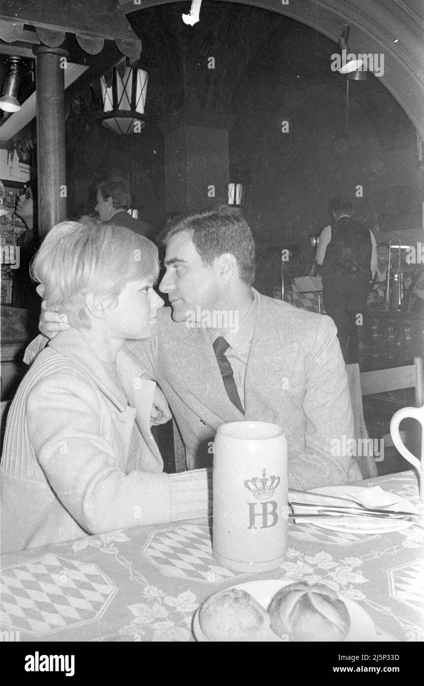 Rita Pavone con il marito Teddy Reno durante la loro luna di miele a Monaco. Visita al Hofbräuhaus. [traduzione automatizzata] Foto Stock