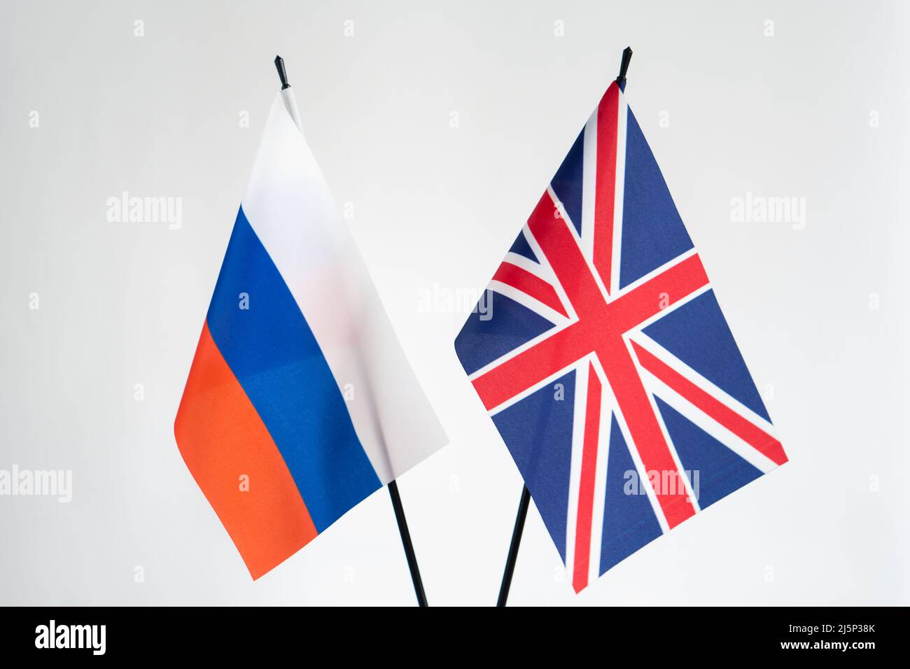 Bandiere di stato della Federazione russa e del Regno Unito su sfondo bianco. Conflitto tra Russia e Regno Unito Foto Stock