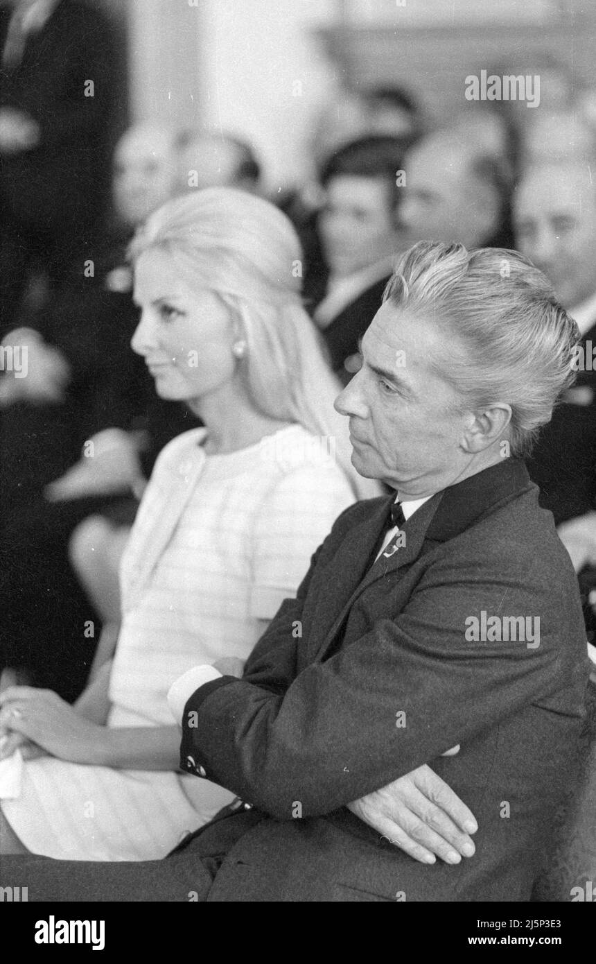 Nel suo compleanno del 60th, Karajan viene nominato cittadino onorario di Salisburgo. Qui alla reception in una sala del municipio della città: honoree Eliette Mouret e Herbert von Karajan. [traduzione automatizzata] Foto Stock
