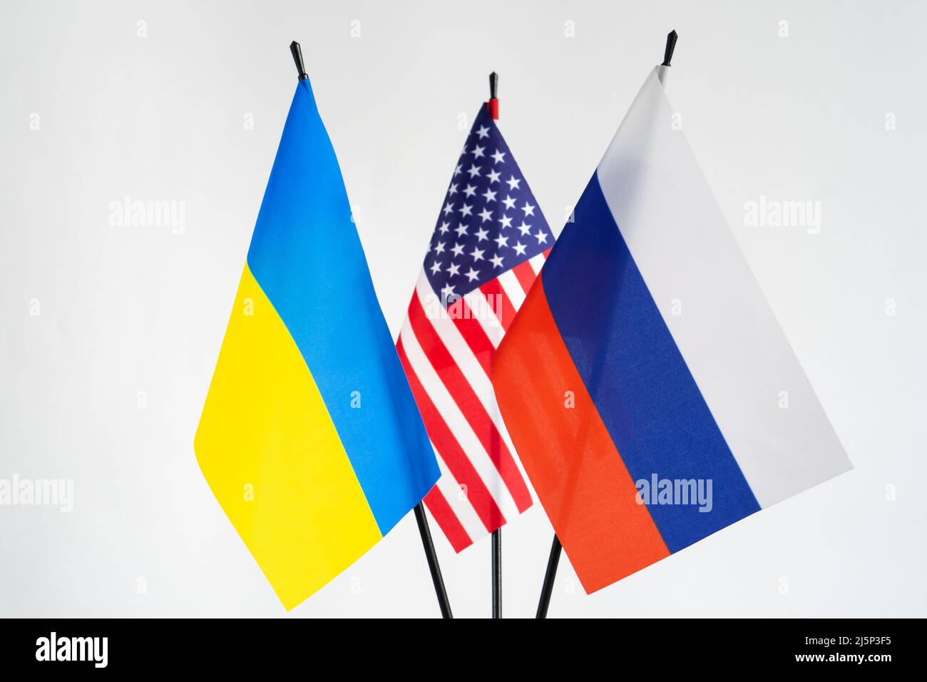 Bandiera di Stato di Russia Ucraina e America su sfondo bianco. Concetto di conflitto di guerra ucraino russo Foto Stock
