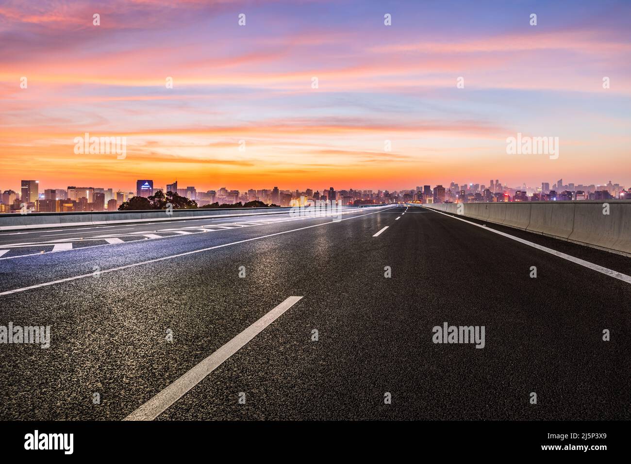 Strada asfaltata e skyline della città con splendide nuvole di cielo all'alba a Hangzhou, Cina. Foto Stock