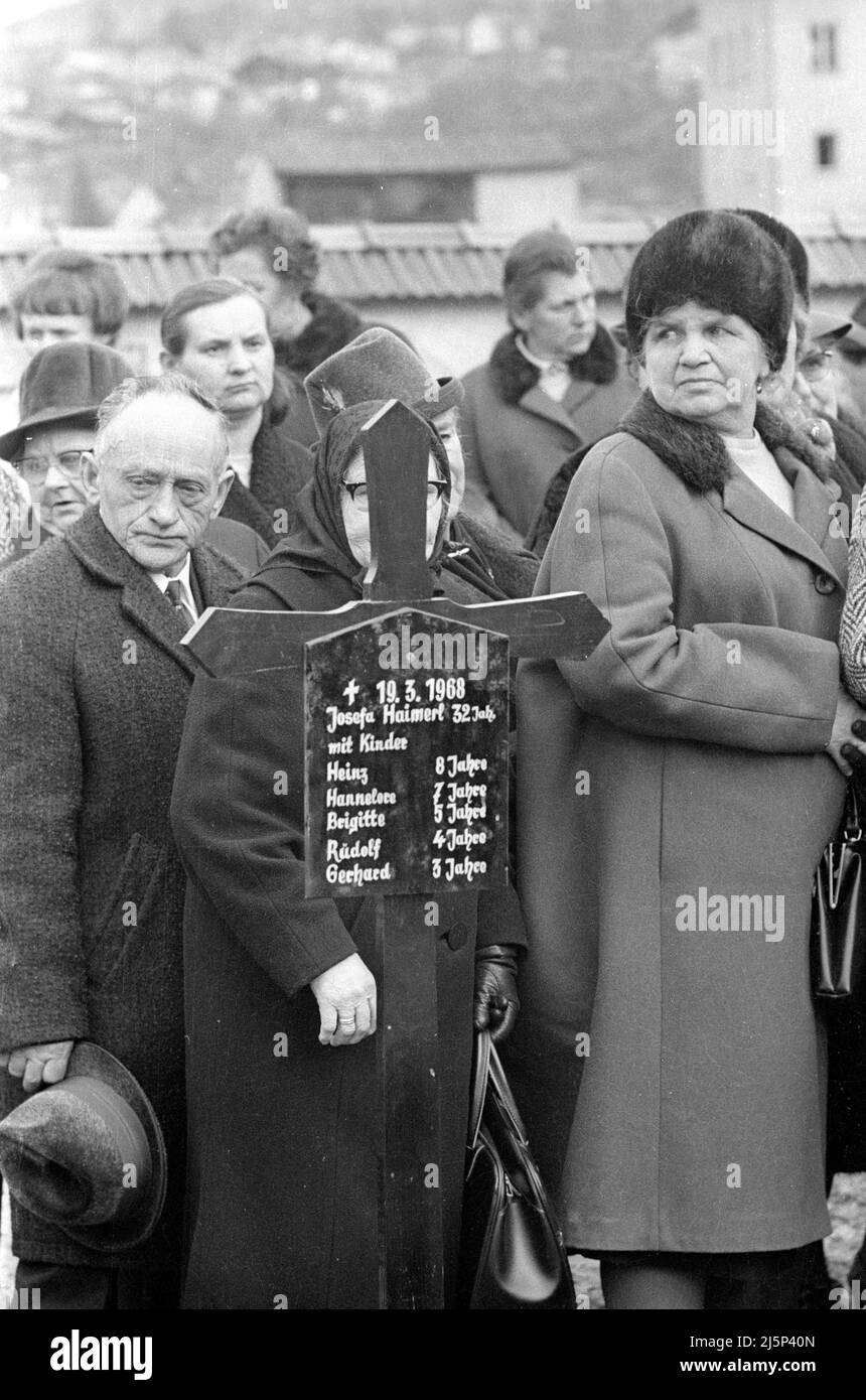 Josefa Haimerl e cinque dei suoi sette figli morirono in un incendio nella sua baracca alla periferia di Deggendorf. Il fuoco scoppiò nella notte dal 19 al 20 marzo 1968 nella baracca, abitata da poveri e pensionati. Sepoltura nel cimitero. [traduzione automatizzata] Foto Stock