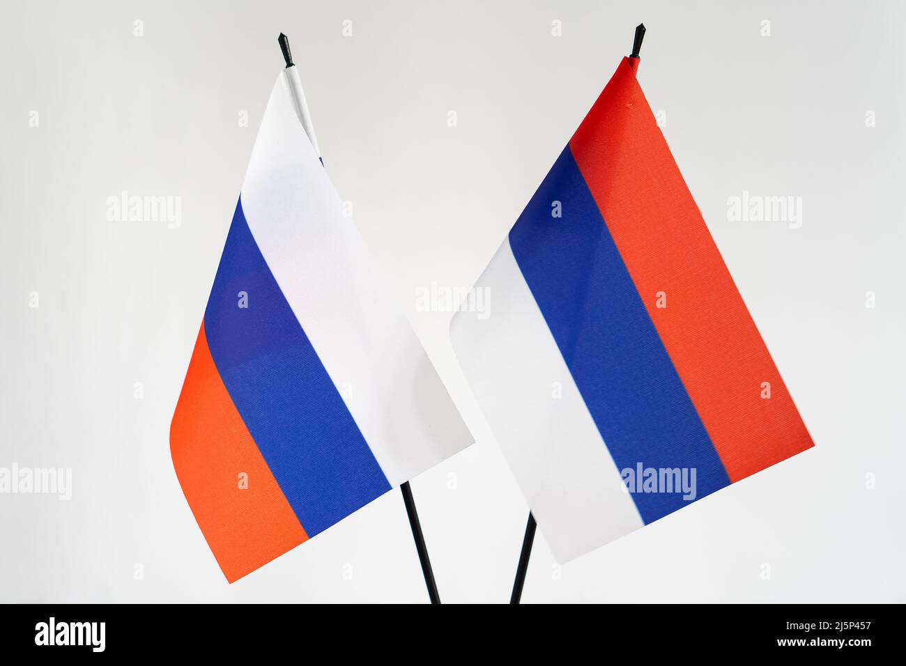 I ritardi di Stato della Russia e della Serbia su sfondo bianco. Concetto di sanzioni dell'alleanza commerciale di cooperazione Foto Stock