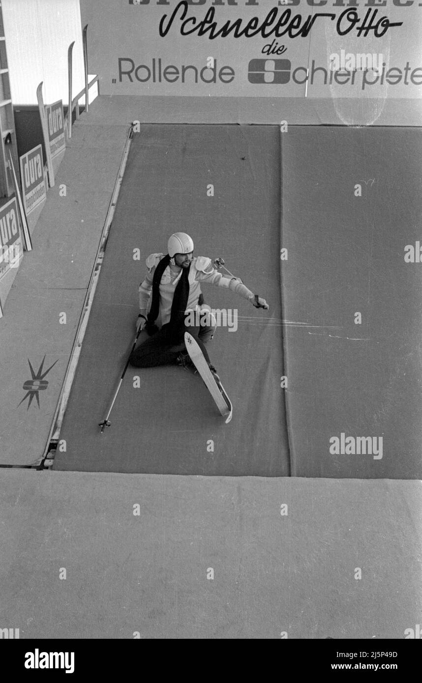 Walter Giller in occasione di un evento promozionale a Sporthaus Sport Scheck a Monaco. Viene presentata la pista da sci ' Schneller otto ', sulla quale si può provare lo sci. [traduzione automatizzata] Foto Stock