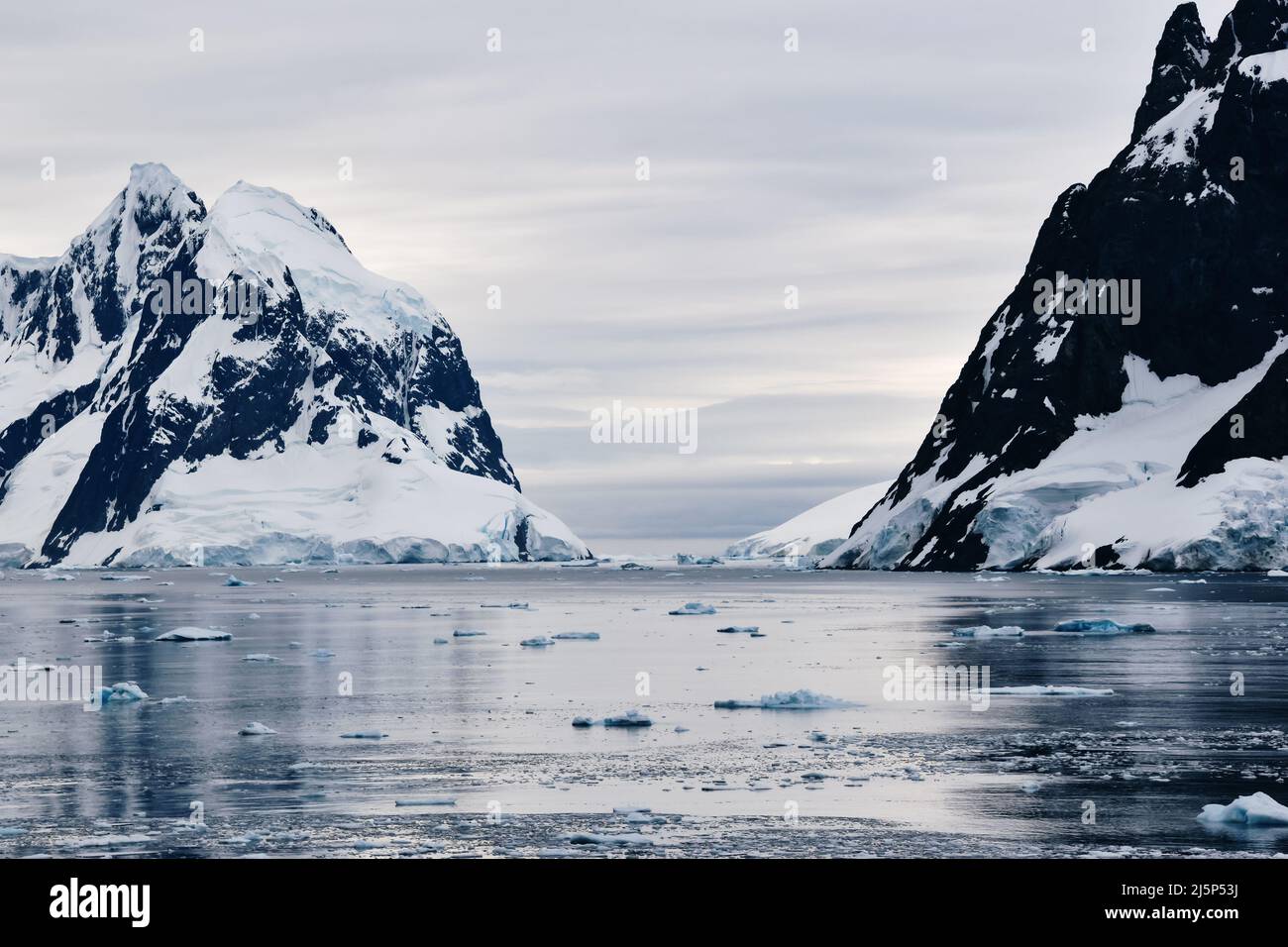 Formazione rocciosa sulla costa dell'isola di Petermann, Antartide Foto Stock