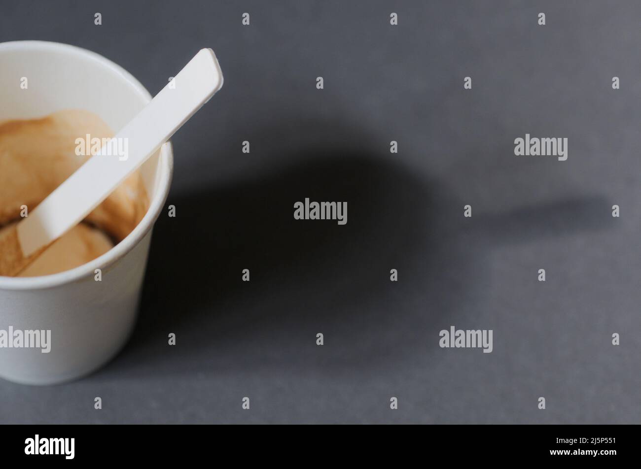 svuotare la tazza di carta del caffè Foto Stock
