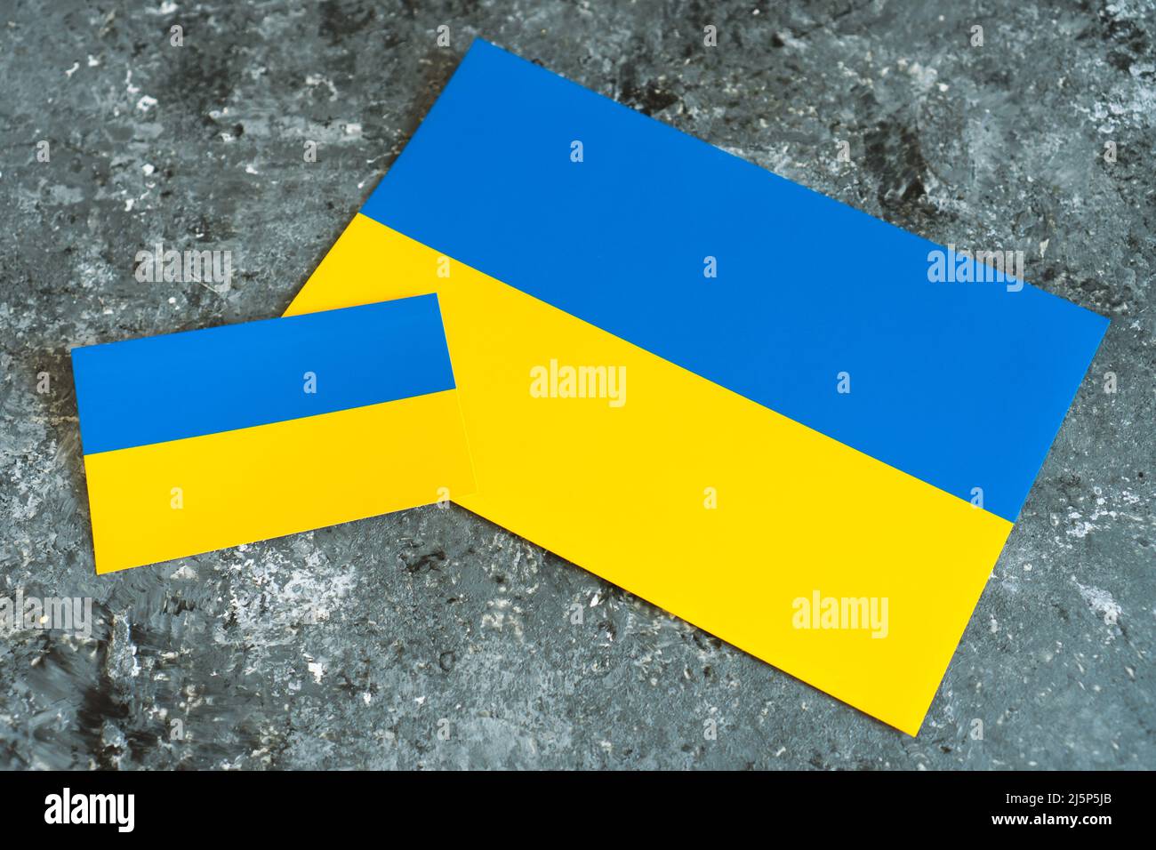 Due bandiere nazionali ucraine su fondo di cemento grigio. Posiziona per testo. Guerra in Ucraina Foto Stock