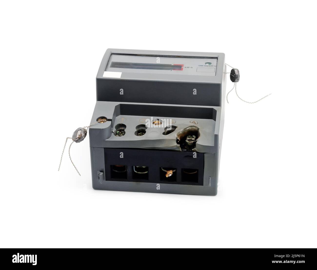 Contatore elettrico danneggiato. Terminale fuso. Primo piano. Isolato su sfondo bianco. Foto Stock