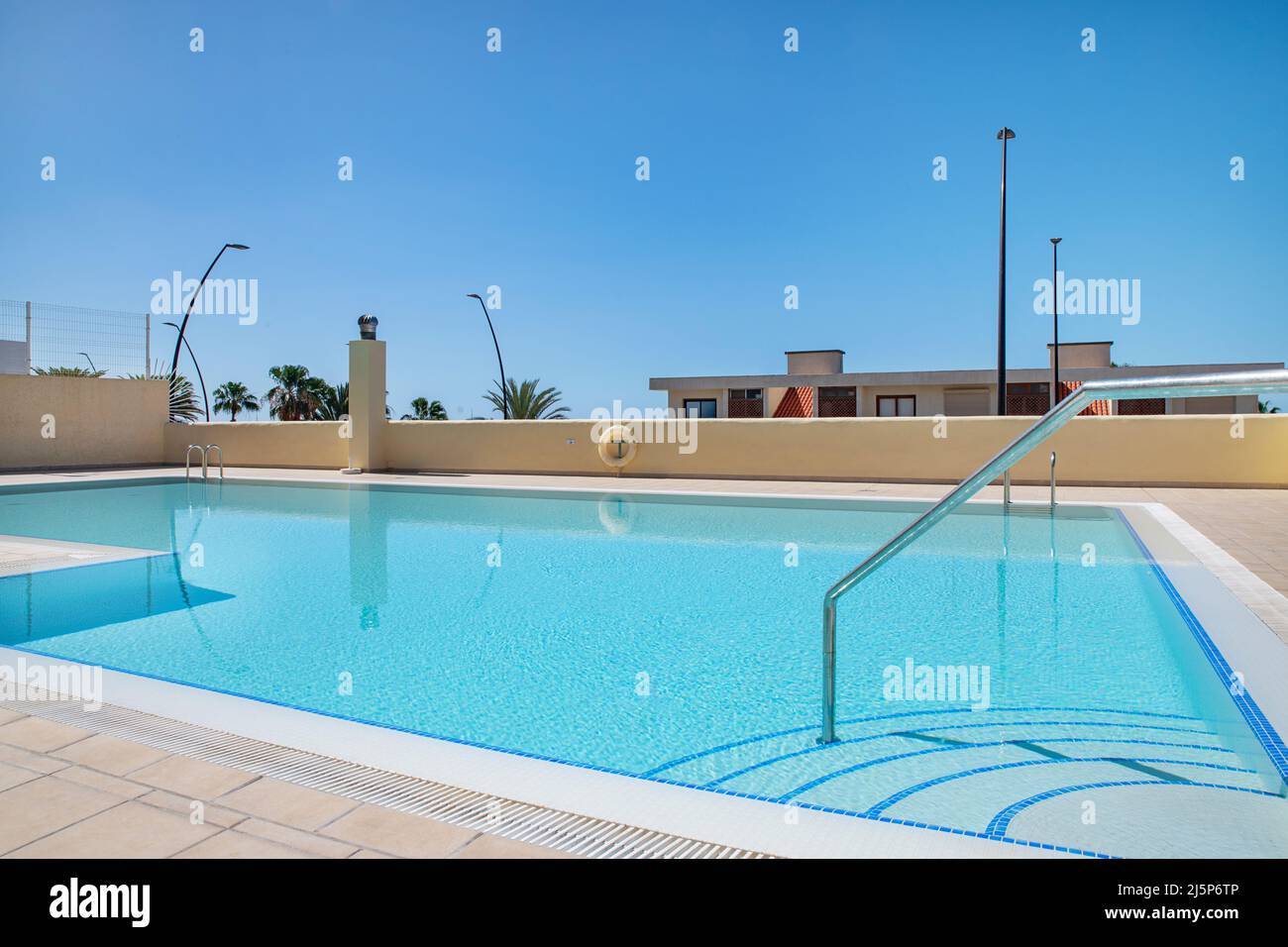 Piscina spaziosa e pulita costruita come parte di un grande complesso residenziale progettato per turisti e turisti, Los Cristianos, Tenerife, Spagna Foto Stock