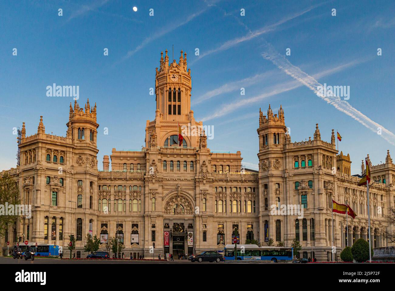 Plaza de Cibeles è una piazza con un complesso neoclassico di sculture in marmo con fontane che è diventato un simbolo per la città di Madrid. Foto Stock