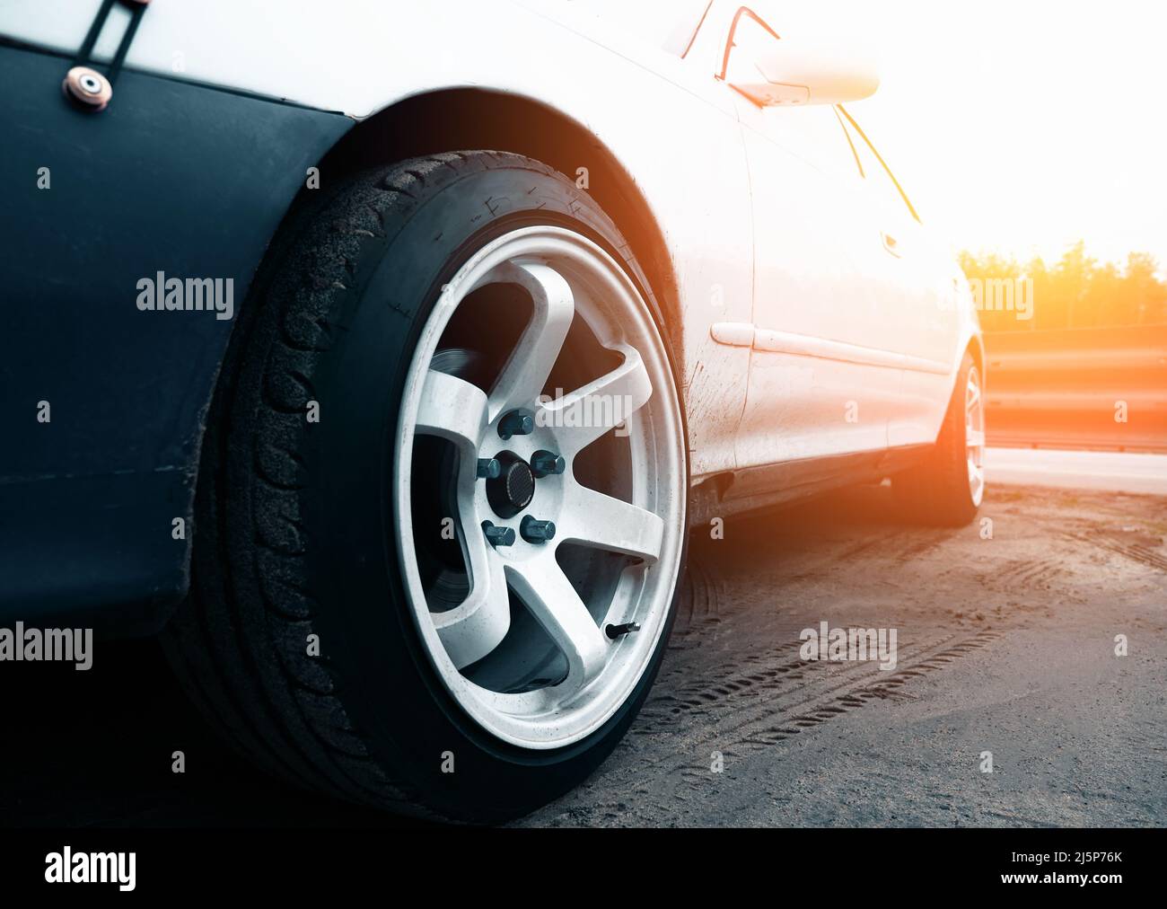 Ruota per auto sportiva su misura con gomma piccola e disco grande, primo piano. Foto Stock