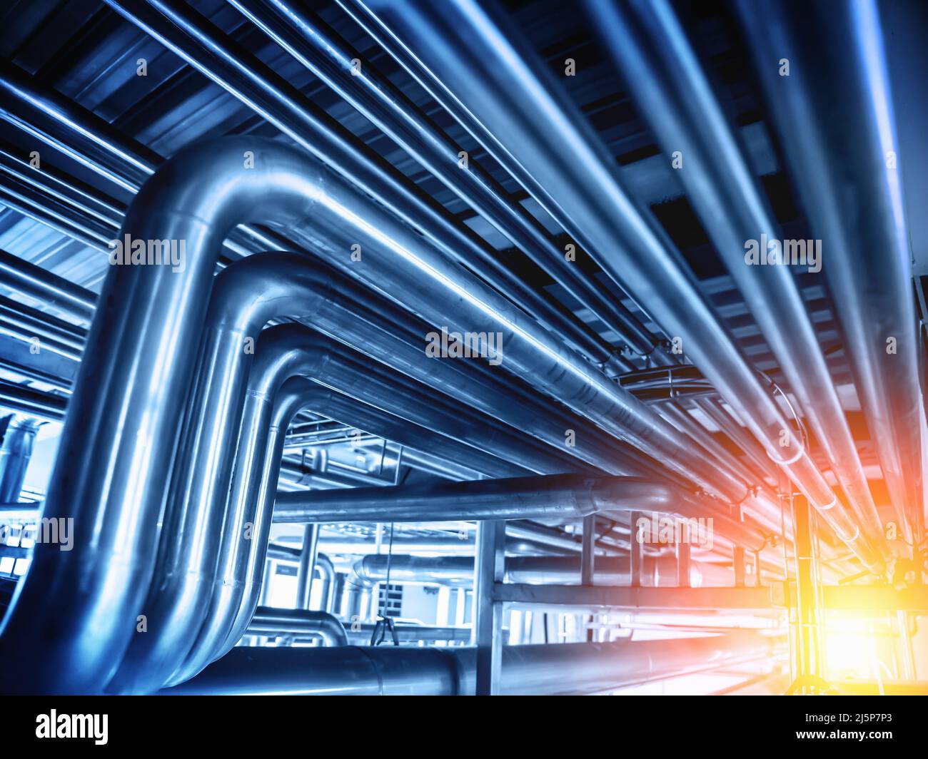 Pipeline industriali di colore blu. Tecnologie di tubazioni e tubazioni in fabbrica. Foto Stock