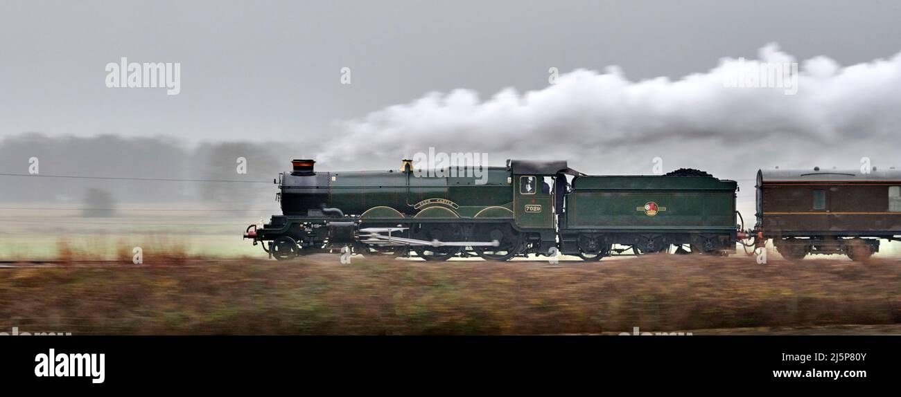 Treno a vapore speciale sulla linea principale del Regno Unito, vicino a Sherburn a Elmet, West Yorkshire, Inghilterra settentrionale, trainato dalla locomotiva Great Western Clun Castle Foto Stock
