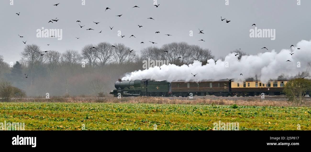Treno a vapore speciale sulla linea principale del Regno Unito, vicino a Sherburn a Elmet, West Yorkshire, Inghilterra settentrionale, trainato dalla locomotiva Great Western Clun Castle Foto Stock