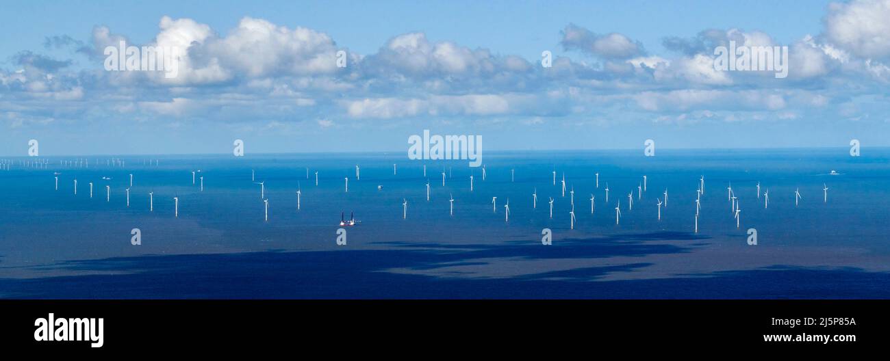 Turbine eoliche off shore nella baia di Liverpool, Merseyside, Inghilterra nordoccidentale, Regno Unito Foto Stock