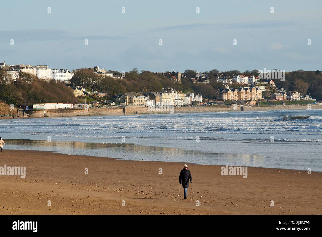 Guardando a nord lungo la spiaggia fino a Filey Town, Filey Bay, Yorkshire costa orientale, nord Inghilterra, Regno Unito Foto Stock