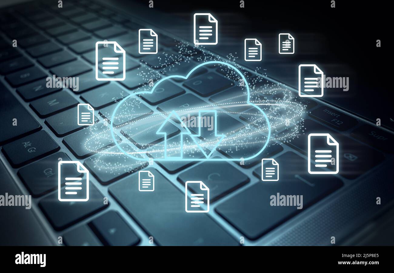 Tastiera scura con diagramma di cloud computing. Tecnologia cloud. Memorizzazione dei dati. Concetto di networking e servizio internet. Foto Stock