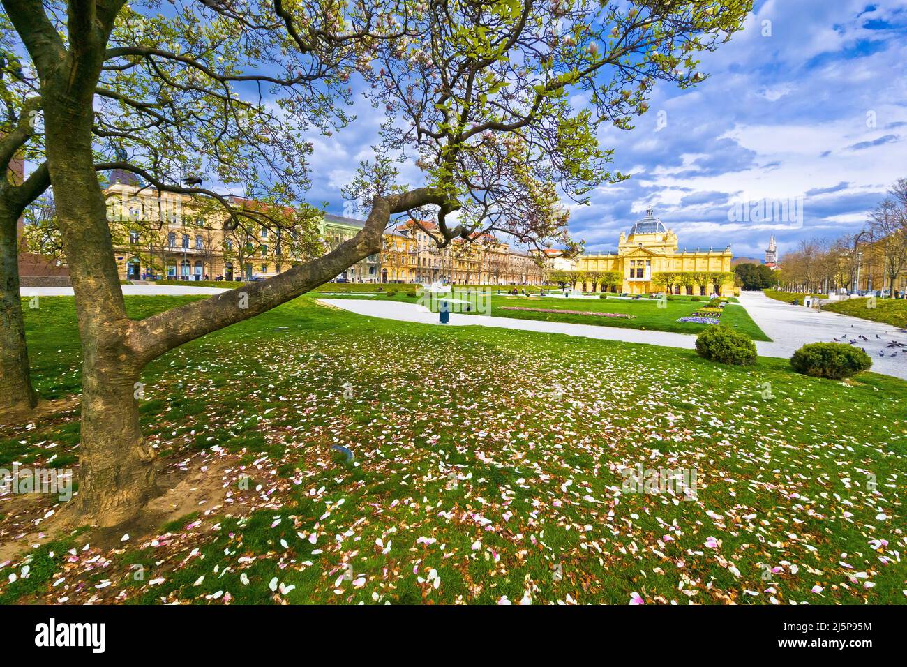 Zagabria colorata piazza Tomislav parco Sprintime vista, capitale della Croazia Foto Stock
