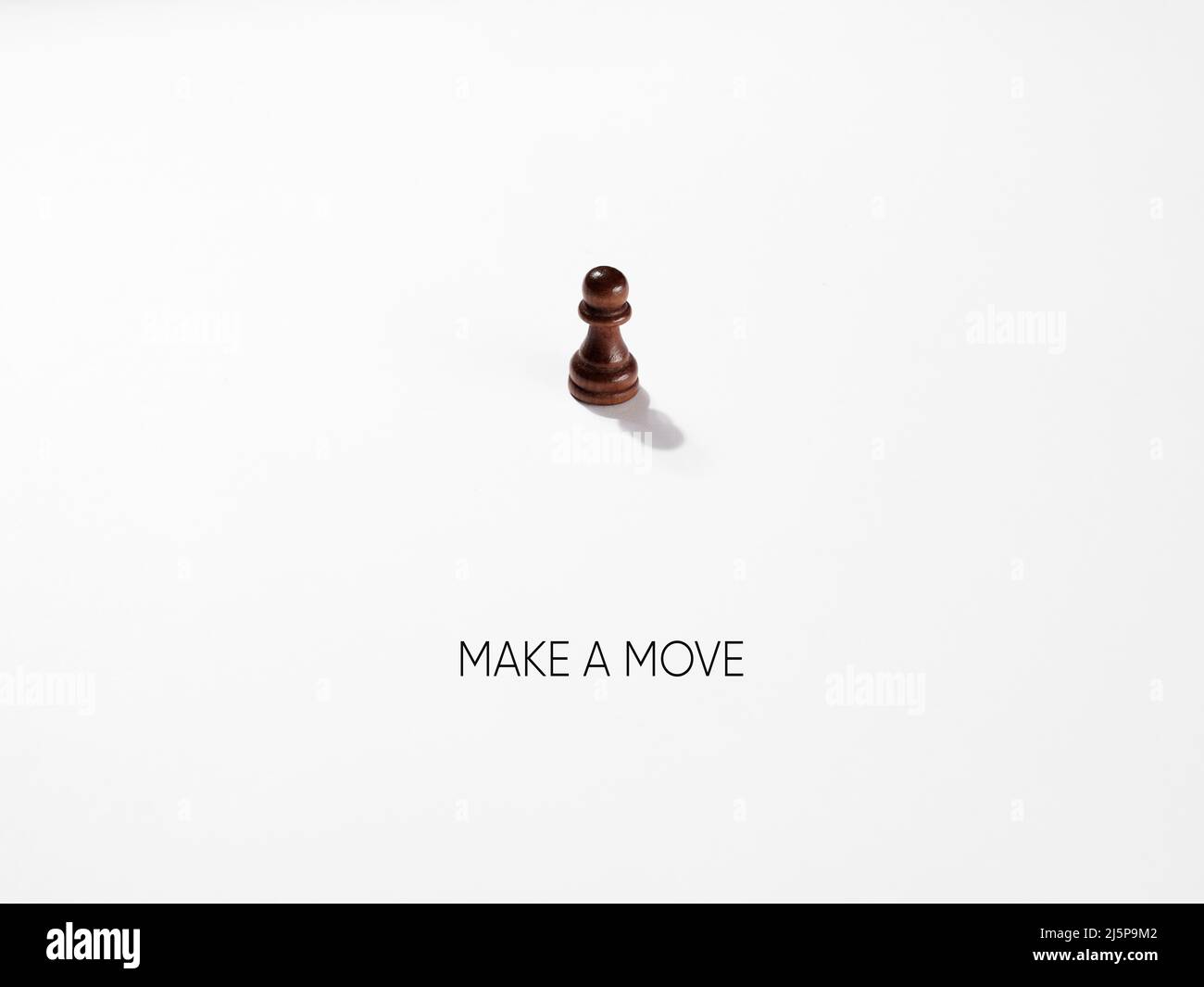 Pedina di scacchi con Make your Move message. Strategia d'azione, decisione, sfida e motivazione nella vita o concetto di carriera aziendale. Foto Stock