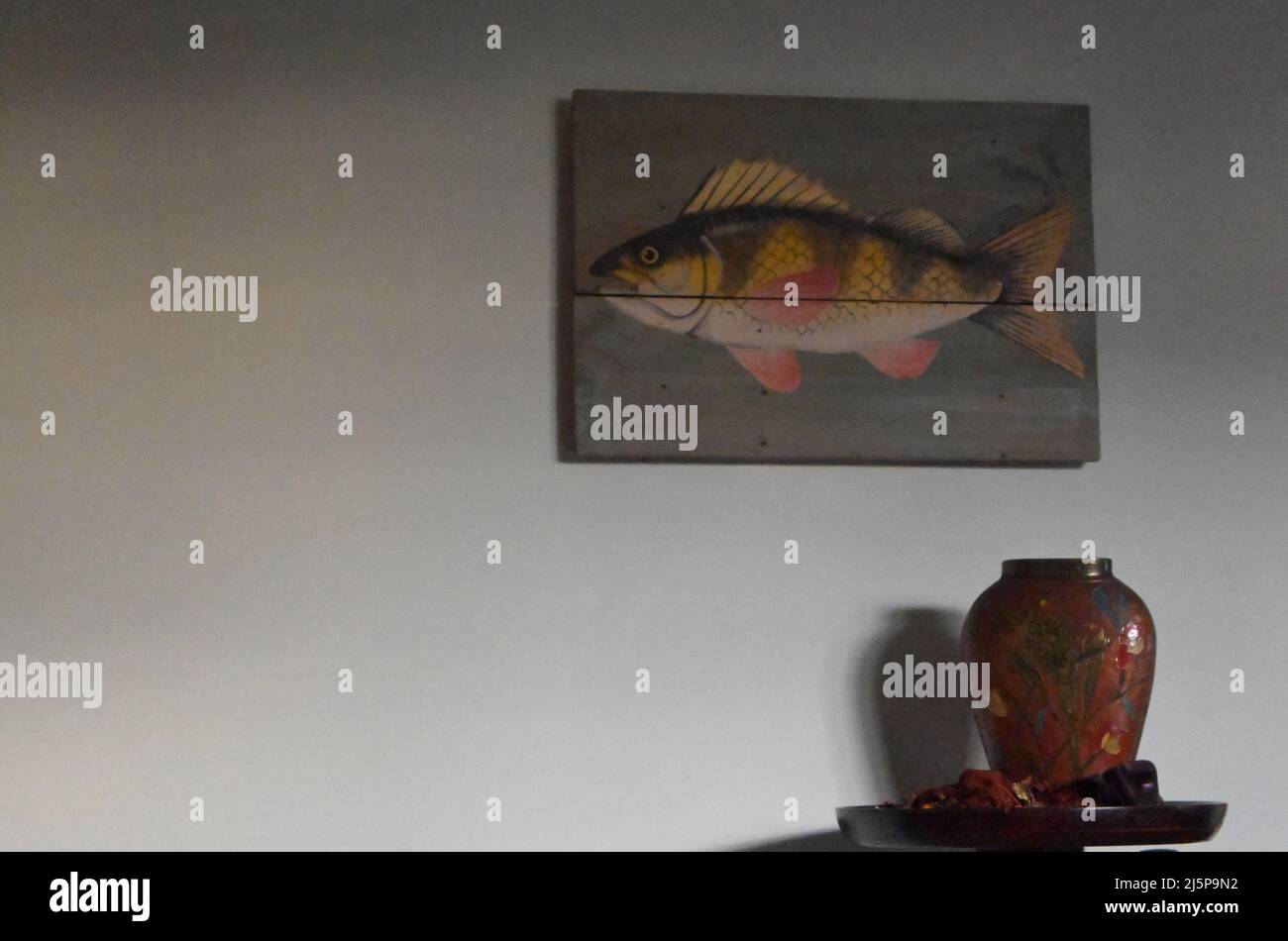 pittura di pesce sulla parete del soggiorno Foto Stock