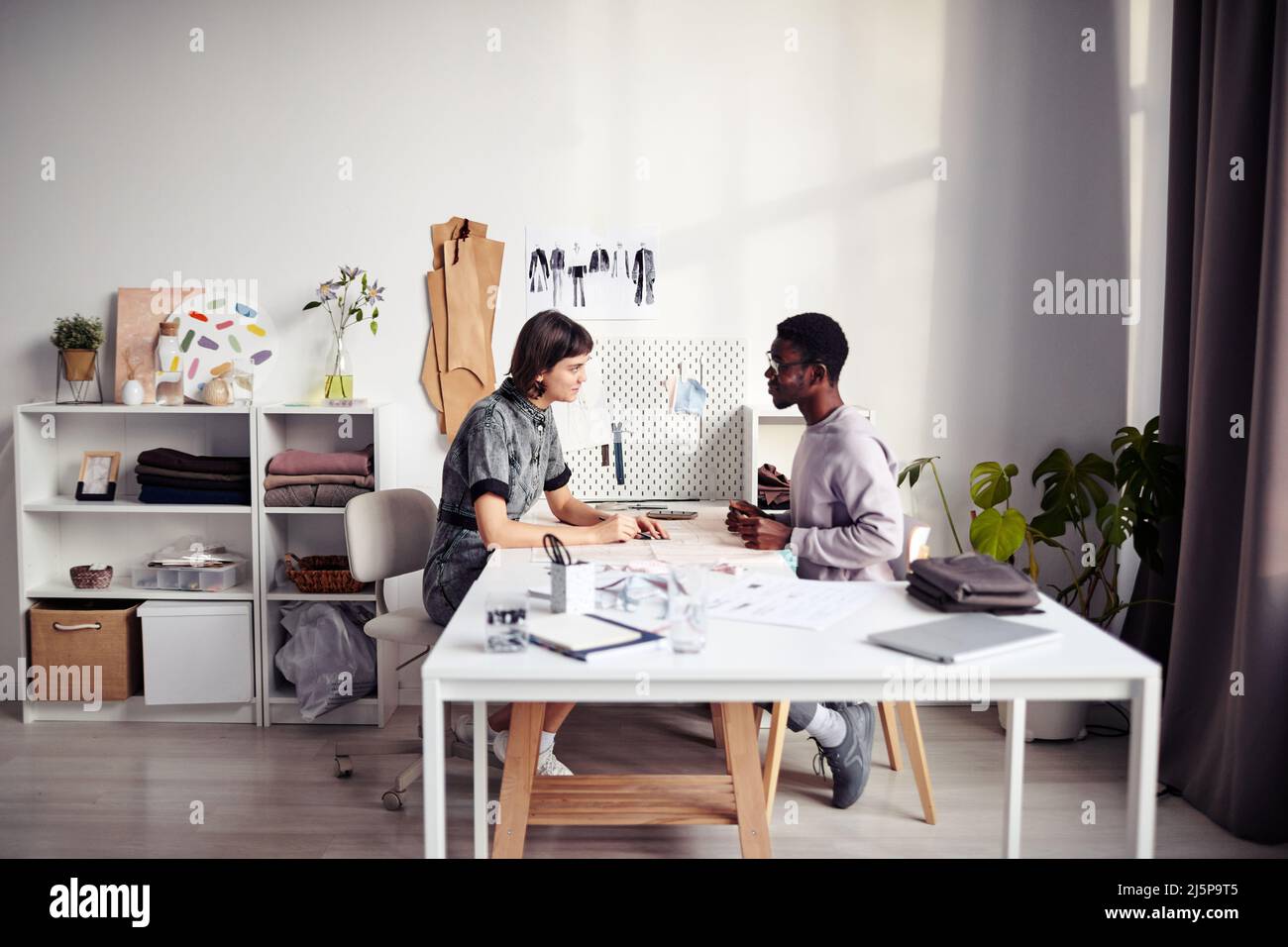 Personalizza e discernendo i dettagli dell'abbigliamento, scegliendo il modello di cucitura e il tessuto Foto Stock