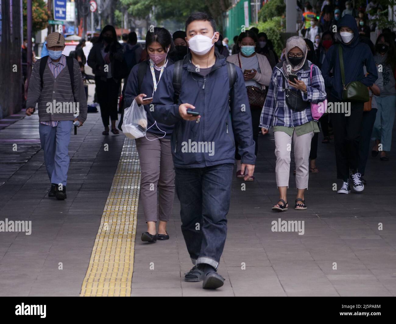 Giacarta, Indonesia - 23 agosto 2022: Persone asiatiche a piedi Foto Stock