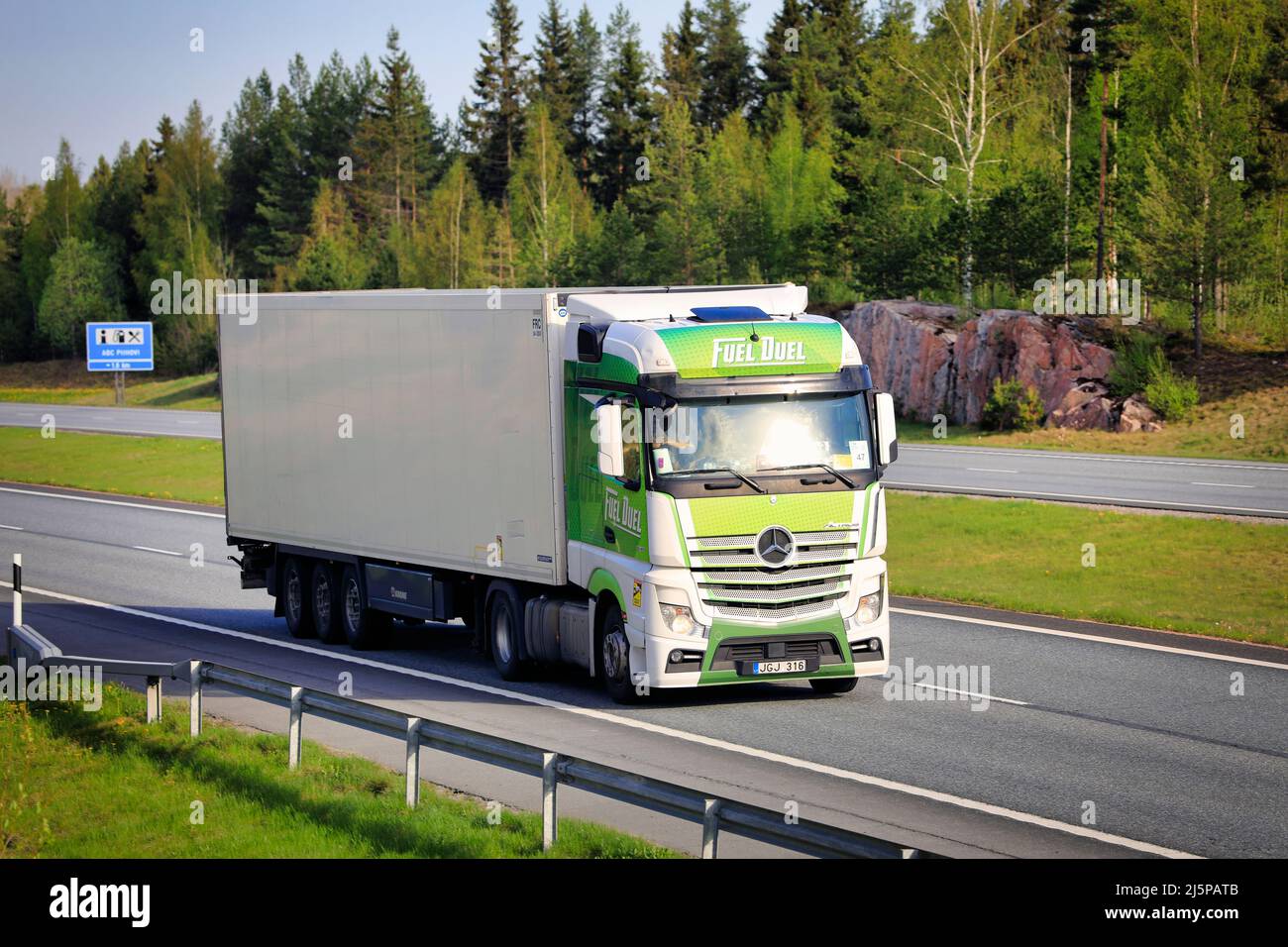 Verde bianco Mercedes-Benz Truck Fuel Duel di fronte al semirimorchio refrigerato in autostrada in una soleggiata primavera mattina. Salo, Finlandia. Maggio 14, 2021. Foto Stock