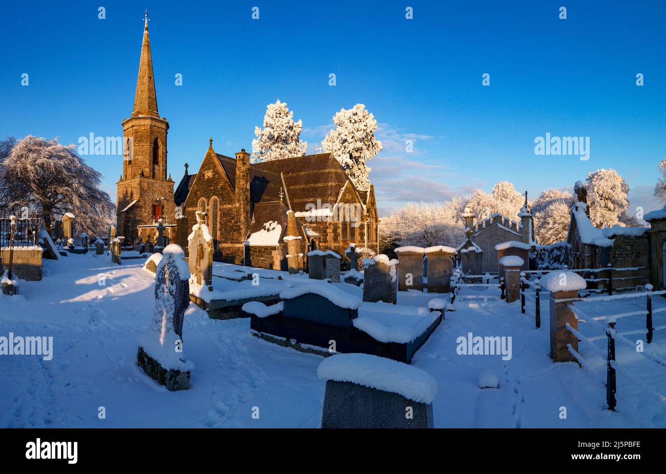 Chiesa parrocchiale di Drunbeg coi sotto una copertura di neve , Belfast, Irlanda del Nord Foto Stock