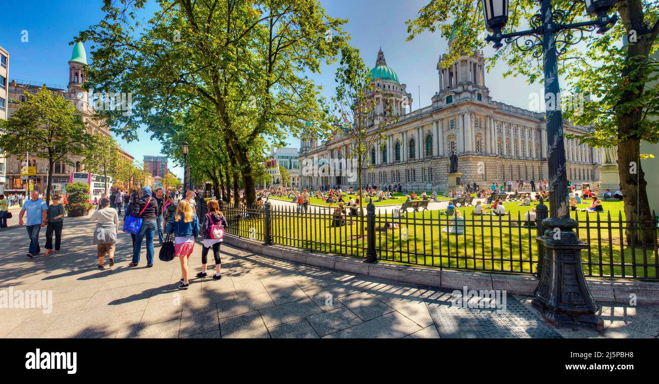 Una calda giornata estiva al Municipio di Belfast, Irlanda del Nord Foto Stock