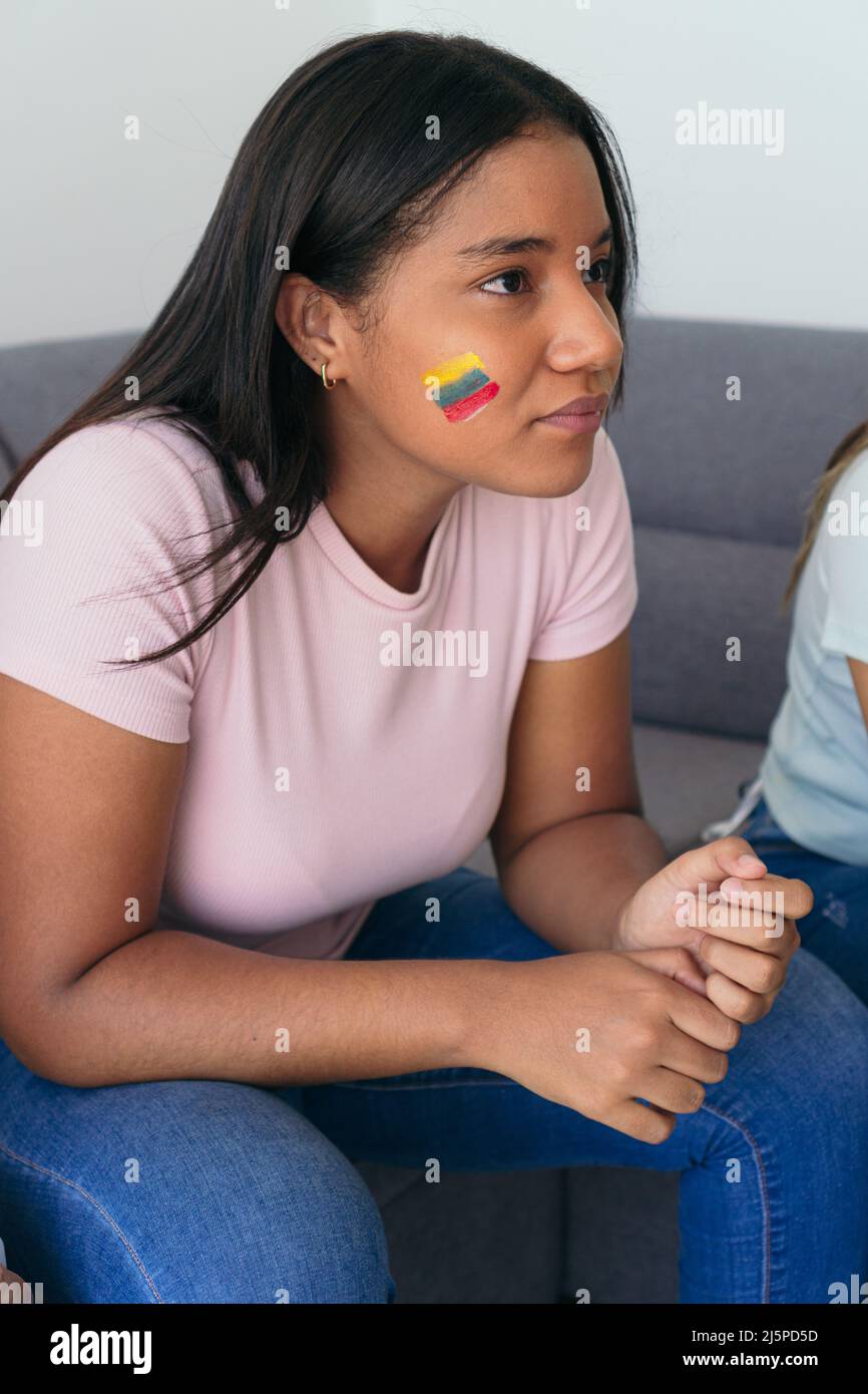 Ecuador fan guardare una partita a casa. Cattive emozioni. Foto Stock