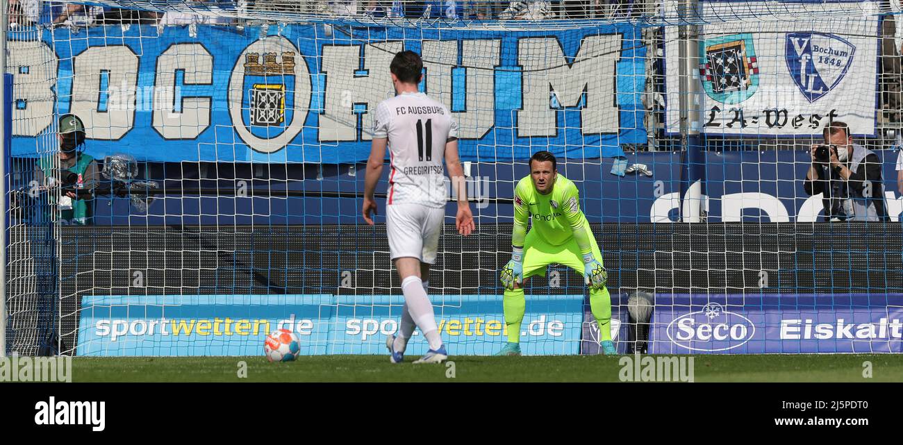 Bochum, Germania. 24th Apr, 2022. Primo : 24th Aprile 2022, Fuvuball, 1st Bundesliga, stagione 2021/2022, VFL Bochum - FC Augsburg goalwart Manuel RIEMANN, Bochum prima di una penalità by GREGORITSCH/dpa/Alamy Live News Foto Stock