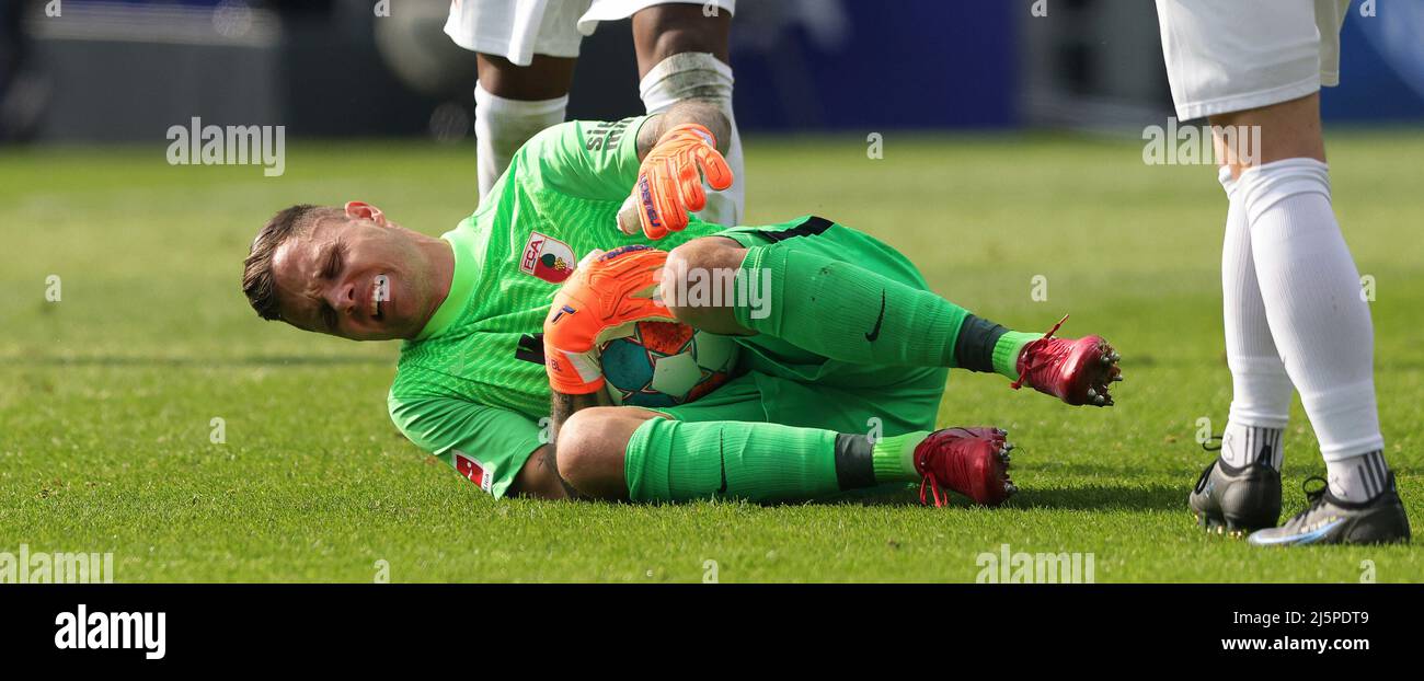 Bochum, Germania. 24th Apr, 2022. Primo : 24th Aprile 2022, Fuvuball, 1st Bundesliga, stagione 2021/2022, VFL Bochum - FC Augsburg goalwart Rafal GIKIEWICZ, Augsburg, a terra, Pain Credit: dpa/Alamy Live News Foto Stock