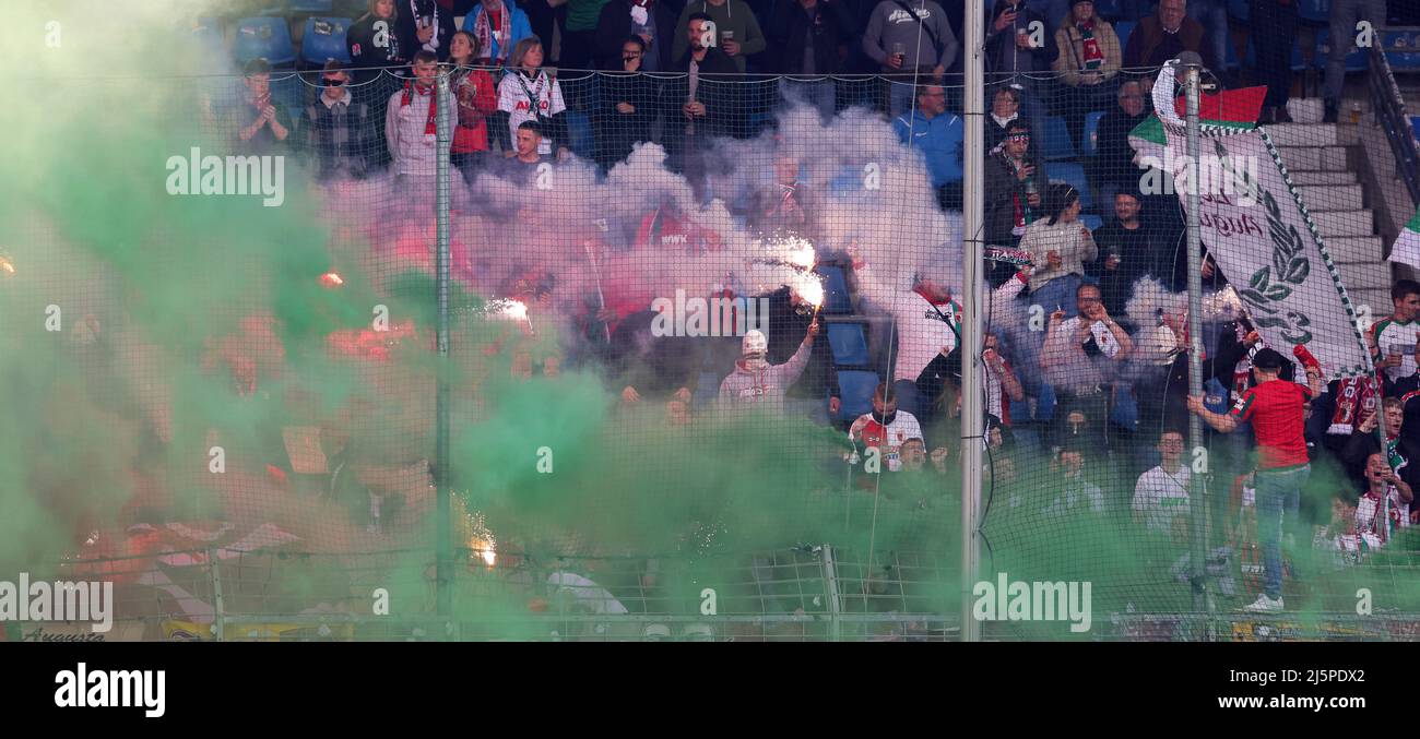 Bochum, Germania. 24th Apr, 2022. Primo : 24th Aprile 2022, Fuvuball, 1st Bundesliga, stagione 2021/2022, VFL Bochum - FC Augsburg Pyro, Rauchbpmben Fans Augsburg, Rauch Credit: dpa/Alamy Live News Foto Stock