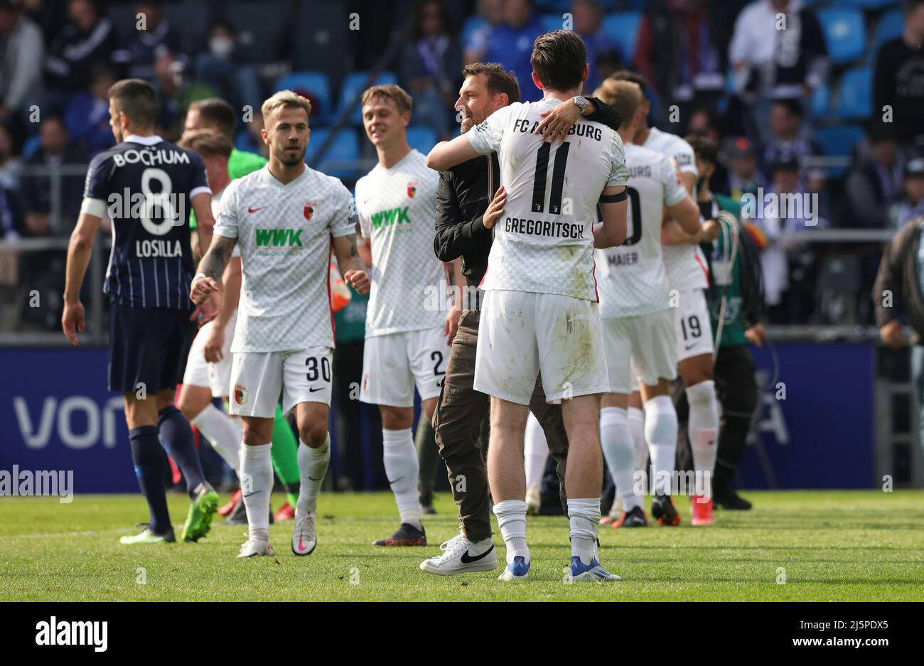 Bochum, Germania. 24th Apr, 2022. Primo : 24th Aprile 2022, Fuvuball, 1st Bundesliga, stagione 2021/2022, VFL Bochum - allenatore FC Augsburg Markus WEINZIERL, Augsburg, giubilo, Schluvujubel con GREGORITSCH/dpa/Alamy Live News Foto Stock